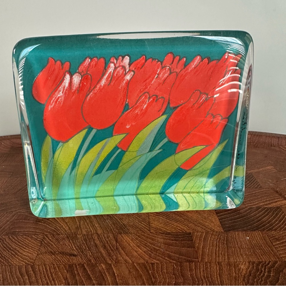 iittala Finland Signed Paperweight Helja Liukko
Sundstrom Finnish Tulips 6" - Picture 11 of 11